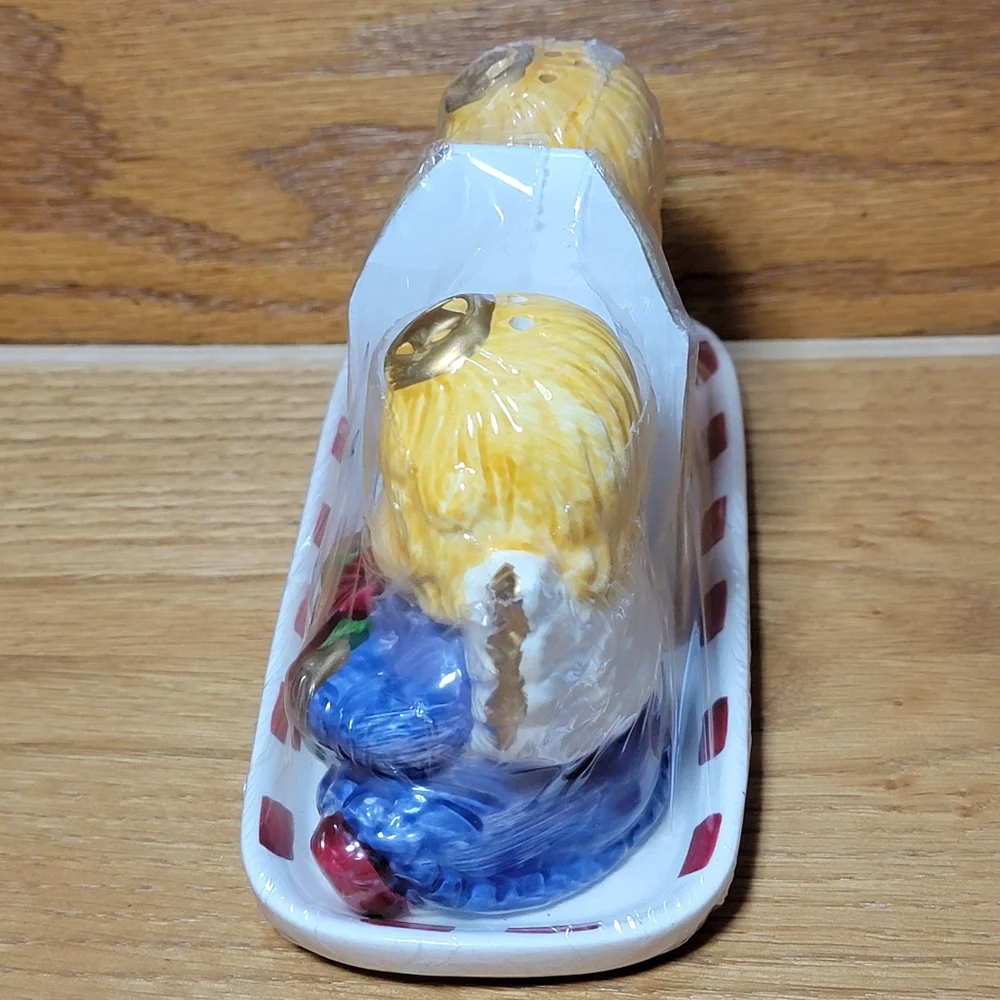 New Vintage Christmas Angels Salt and Pepper Shaker Set With Tray.
